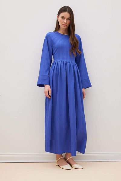 DeFacto Langärmliges, strukturiertes Maxikleid aus Seersucker mit Rundhalsausschnitt – normale Passform E6597AX25SP