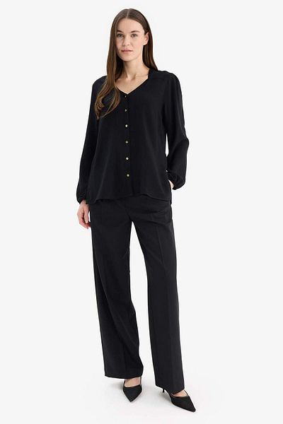 DeFacto Langärmliges Basic-Shirt mit Apash-Ausschnitt – normale Passform D1074AX25SP