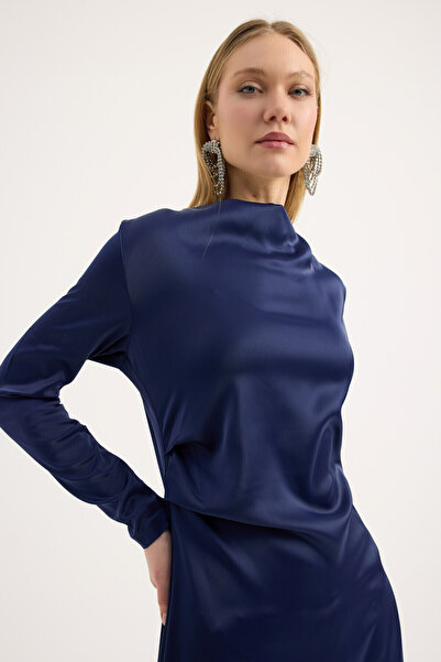 Birgül Bektaş Лациверт сатенена сукня