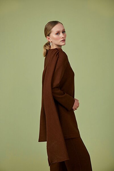 Birgül Bektaş Πικρό καφέ κοστούμι με λινό παντελόνι