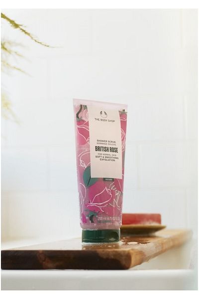 THE BODY SHOP Gel exfoliant pentru corp, British Rose, 200 ml