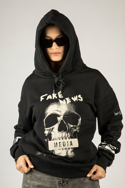 Woxxo Fake News Baskılı Kapüşonlu Unisex Sweatshirt - Siyah %100 Organik Pamuk