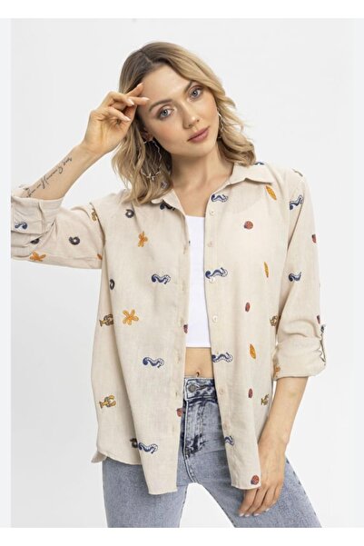 MODA Πουκάμισο από λινό με κέντημα από κοχύλια και διπλωμένο μανίκι. Α-ποιότη...