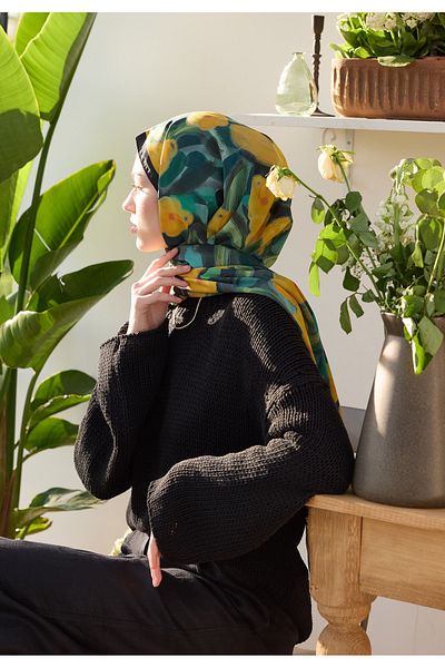 Fresh Black Secret Garden Patterned Shawl