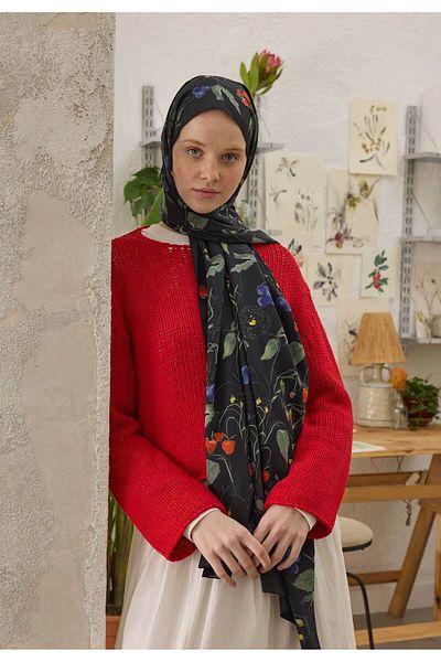 Fresh Black Shawl - Strawberry Pattern