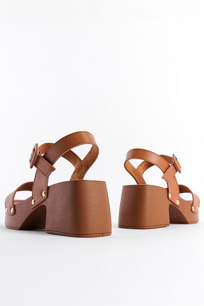 Capone Outfitters Damensandalen mit stumpfer Zehenpartie und einem Riemen mit Plateauabsatz