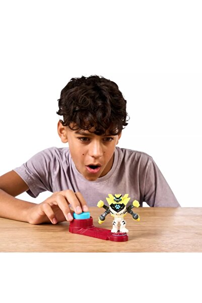 Akedo S5 Beast Strike Battle Giants White Paw Action Figure