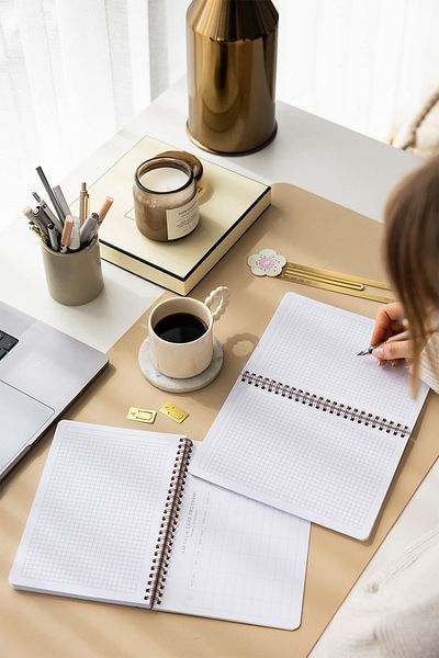 PAPERORA مجموعة غطاء من الورق المقوى الحلزوني مقاس A5 مكونة من 2 دفتر مدرسي مربعات 80 ورقة، ليوبارد مع جدول الدروس