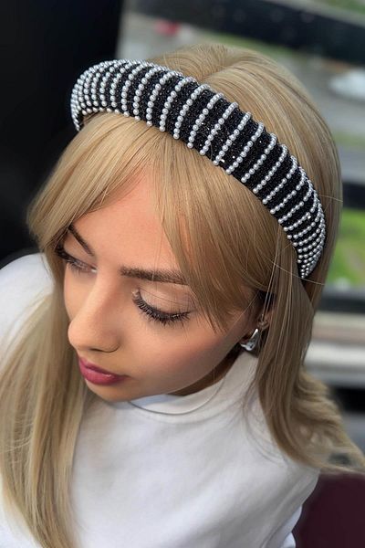 TAKIŞTIR تاج حجري مزين باللؤلؤ باللون الأسود