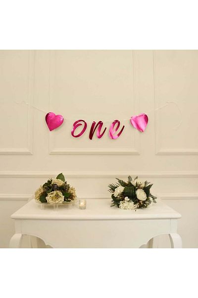 Organizasyon Pazarı Banner de culoare fucsia metalizat scris ONE Ornament de perete cu șnur Ornament de petrecere de 1 an