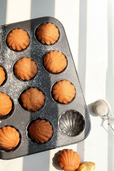 Chavin Carbon Steel 12-Piece Oyster Seashell Muffin Cupcake Cake Baking Mold Mt124