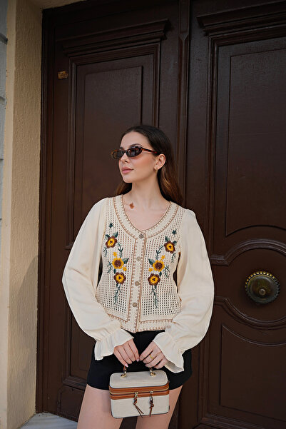 QUREKLİ Kadın Bej Çiçek Nakışlı V Yaka Düğmeli Bluz