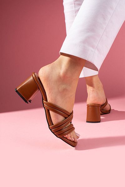 FUGA MODA Кафяви чехли с кръстосани кантове и токчета Crossy