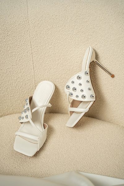 LamintaGlobal Faith White Open Front Women's Slippers with Staple Detail