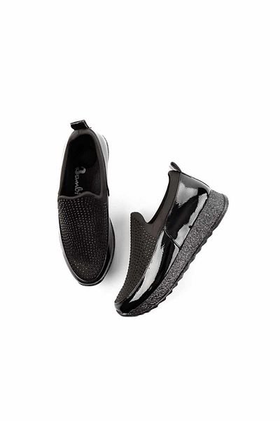 Bambi Schwarze Damen-Freizeitschuhe aus geknittertem Lackleder K 01220051908