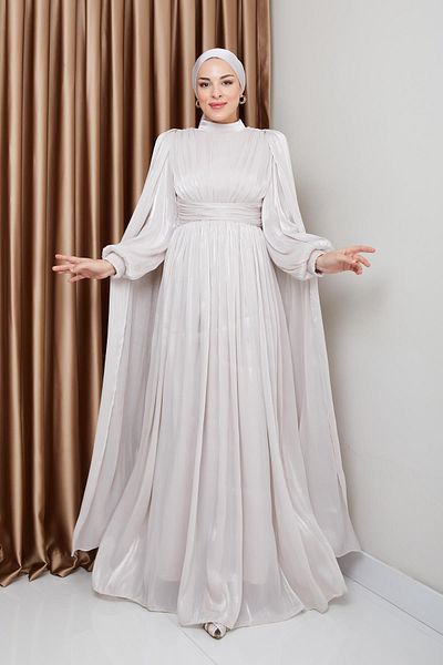 Olcay Detailliertes Yorgo-Seiden-Hijab-Abendkleid mit Schärpe und Umhang