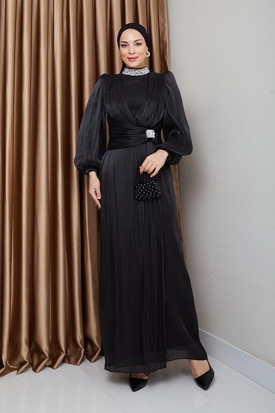 Olcay Yoryo-Hijab-Abendkleid aus Seide mit Schleife und Steindekoration am Ausschnitt SCHWARZ 1236