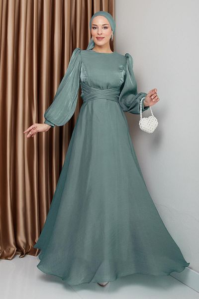Olcay Grünes Hijab-Abendkleid aus Seide mit gekreuzten Gürteln Yoryo 1238