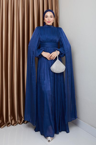 Olcay Yorgo Seiden-Hijab-Abendkleid mit Gürtel und Cape-Detail K. INDIGO 1237