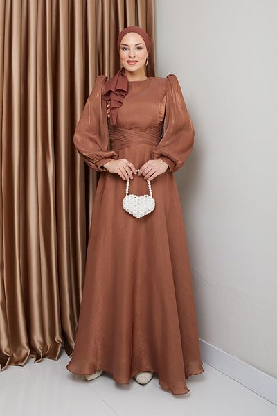 Olcay Hijab-Abendkleid aus Seide mit Kreuzgürtel – Yoryo TABA 1238