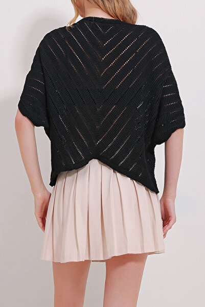 VAGGON Dámská černá blůza s lodičkovým výstřihem a prolamovaným netopýřím rukávem Prmx11511