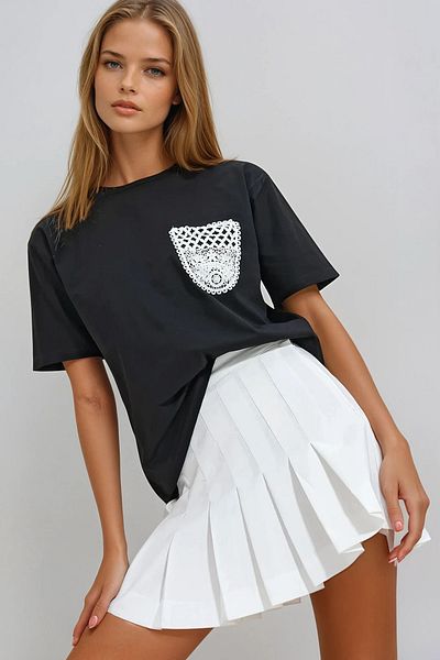 VAGGON Tricou negru cu buzunar din guipură pentru femei Prmx11975
