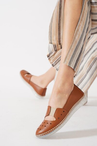 Moda Pie حذاء تيفال من الجلد الطبيعي مرصع بطبقة ليزك باللون البني