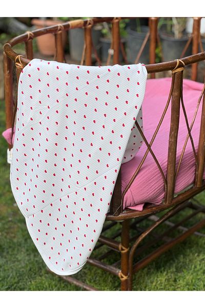 BETSY STUDIO Heart Patterned Report Combed Cotton Baby Blanket