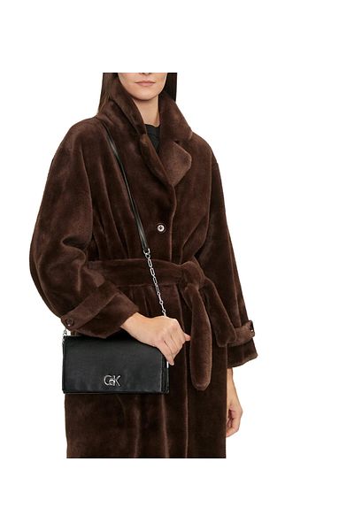 Calvin Klein Dámský řetízek Nastavitelný ramenní popruh Zapínání Ck Logo Černá taška přes rameno K60K 612806 -Beh