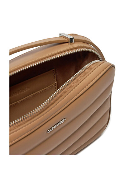 Calvin Klein Hnědá dámská taška přes rameno s prošívanou kamerou