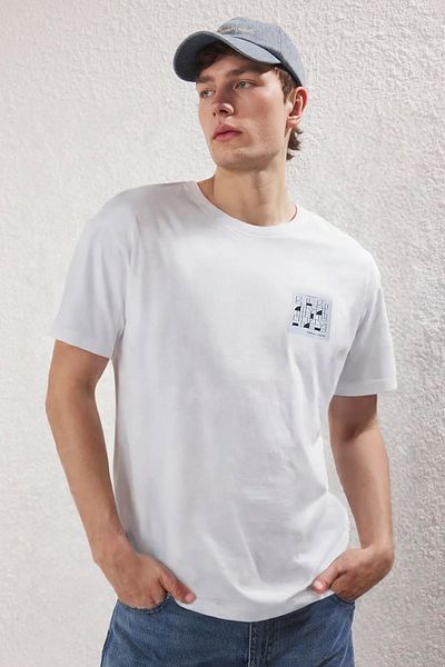 Trendyol Collection Weißes, übergroßes Baumwoll-T-Shirt mit flauschigem Aufdruck – TMNSS25TS00082