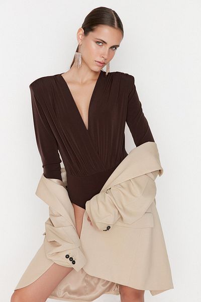 Trendyol Collection Nerzfarbener, zweireihiger, gestrickter Body mit Kragen TPRAW22BD0161