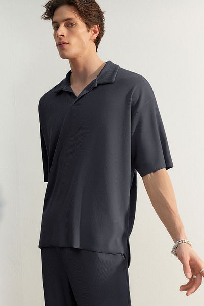 Trendyol Collection OTToman SmoKed Oversize T-Shirt mit Polokragen - Knitterfreie Textur TMNSS23po00020