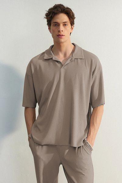 Trendyol Collection Limitovaná edice Mink Oversize/Wide Texture Osmanské polo límcové tričko proti vráskám TMNSS23PO00020