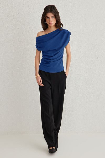 Trendyol Collection Bluzka dzianinowa Saxe Gather/Drape Detaily Flowy Asymetryczny kołnierz TWOSS25BZ00024