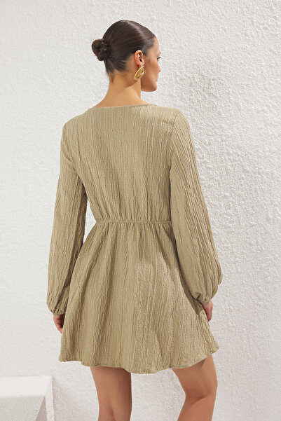 Trendyol Collection Khakifarbenes Mini-Strandkleid aus gewebtem Leinen mit Schnürung TBESS23EL00103