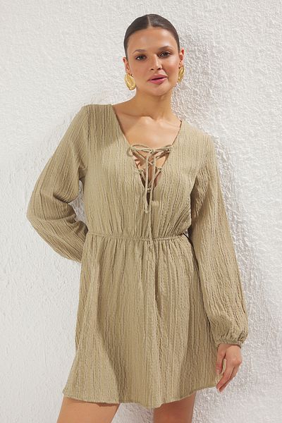 Trendyol Collection Khakifarbenes Mini-Strandkleid aus gewebtem Leinen mit Schnürung TBESS23EL00103