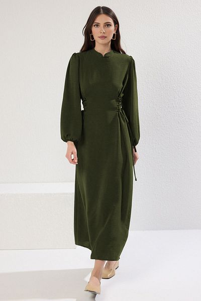Trendyol Modest Khakifarbenes gewebtes Britli-Aerobin-Kleid mit Richterkragen und Taille TCTSS25EB00082