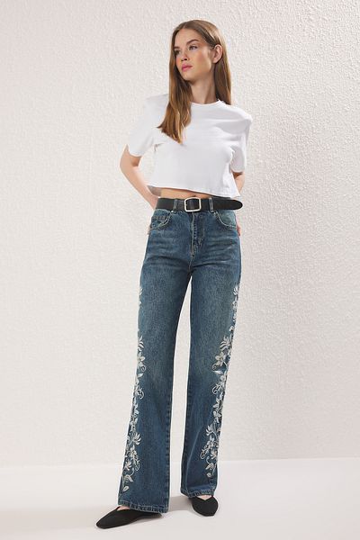 Trendyol Collection Сині вишиті джинси з високою талією та широкими штанинами TWOSS25JE00265