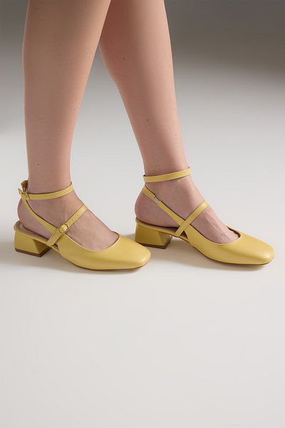 TRENDYOL SHOES Gelbe Mary Jane-Schuhe mit quadratischem Zehenriemen und Absatz für Damen TAKSS24TO00009