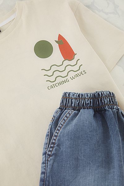 TRENDYOLKIDS Beigefarbenes bedrucktes T-Shirt und Shorts für Jungen aus 100 % Baumwolle TKDSS25AU00087