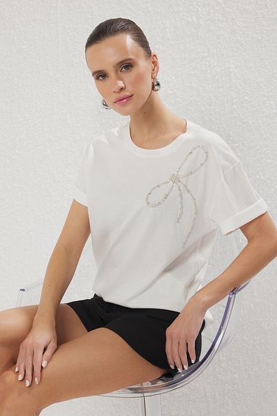 Trendyol Collection Bluză tricotată cu fundă ecru, detaliată cu piatră, cu potrivire normală TWOSS25BZ00415