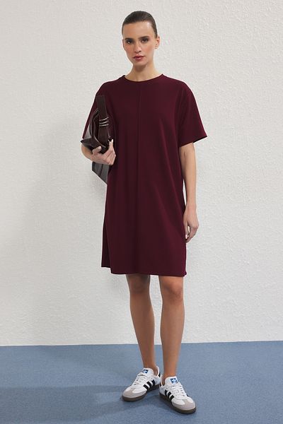 Trendyol Collection Geripptes Burgunder-Mini-Strickkleid – weicher, gerader Schnitt TWOSS25EL00778