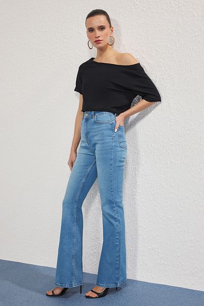 Trendyol Collection Hellblaue Schlagjeans mit hoher Taille TWOSS25JE00110