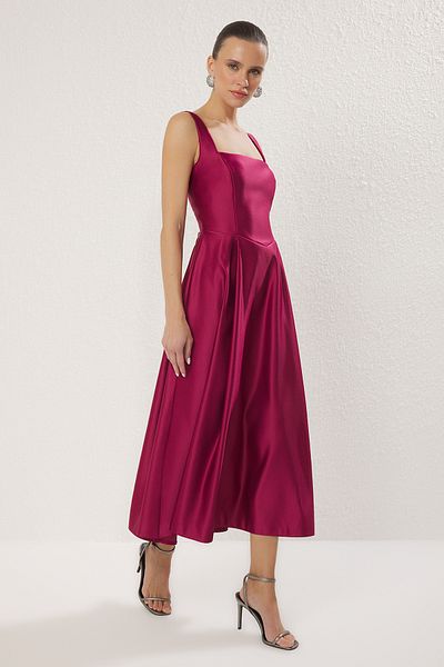 Trendyol Collection Pflaumenfarbenes, A-Linien-Abendkleid aus gewebtem Satin mit schickem Abschlussballkleid TPRAW25EL00040