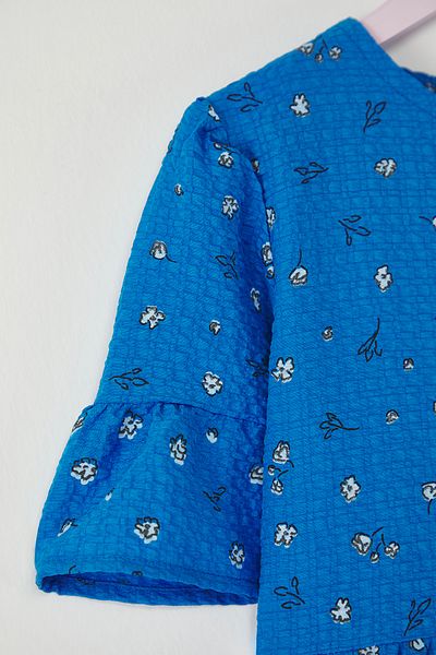 TRENDYOLKIDS Rochie țesătă texturată cu mânecă scurtă imprimată pentru fete albastre TKDSS25EL00032