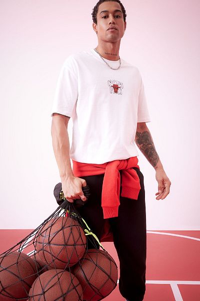 DeFacto Εφαρμογή NBA Chicago Bulls Oversize Φαρδιά Εφαρμογή Πλήρωμα Λαιμόκοψη κοντομάνικο μπλουζάκι B3888ax24sp