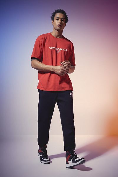 DeFacto تي شيرت NBA Chicago Bulls Boxy Fit - برقبة دائرية وأكمام قصيرة B3921ax24sp