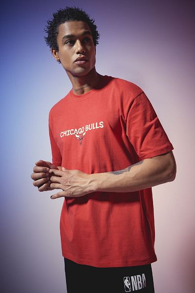 DeFacto تي شيرت NBA Chicago Bulls Boxy Fit - برقبة دائرية وأكمام قصيرة B3921ax24sp