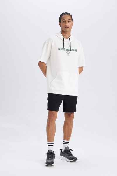 DeFacto Fit Nba Milwaukee Bucks Oversize Φαρδιά Εφαρμογή με κουκούλα πίσω εμπριμέ κοντομάνικο μπλουζάκι D6689ax